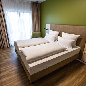 Zimmer mit Kingsize-Bett